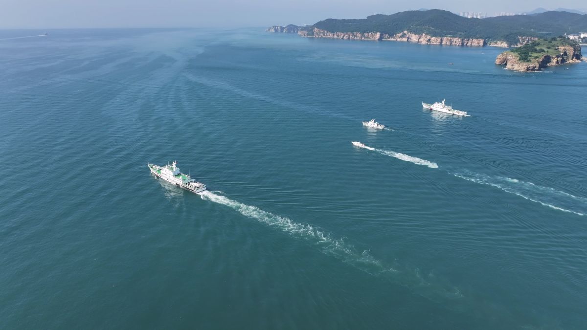 图为大连边检站与海事、海警等海上执法部门开展联合巡航。 图为大连边检站与海事、海警等海上执法部门开展联合巡航。