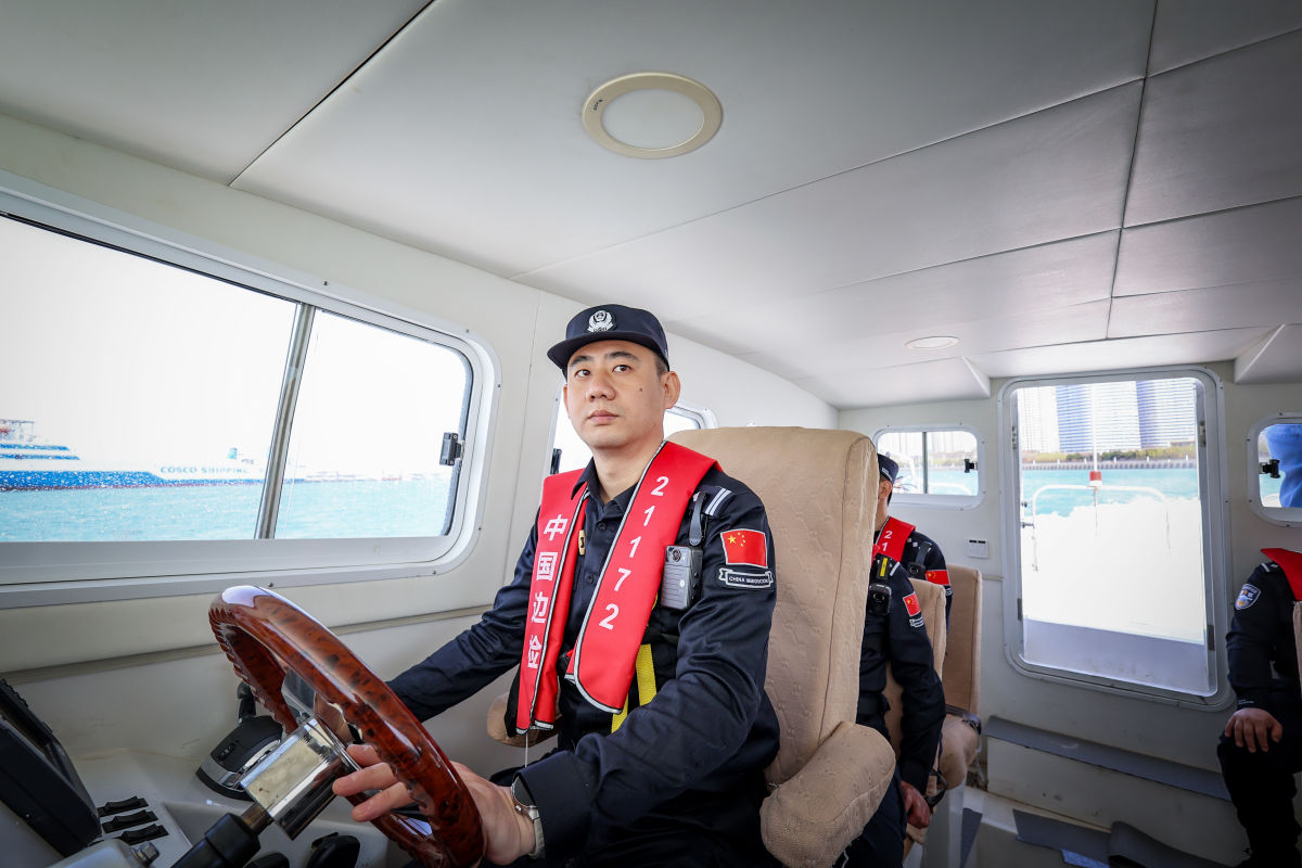 图为大连边检站民警驾艇对辖区海域开展常态化巡航。 图为大连边检站民警驾艇对辖区海域开展常态化巡航。