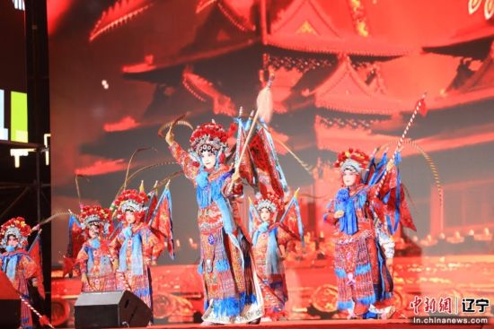 当“东北超”遇见国风红盖头：一场婚礼写就的城市情书