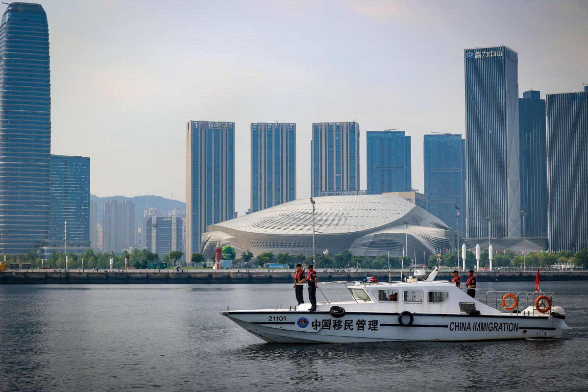 图为大连边检站民警对APEC会议周边海域开展定点巡查警戒 图为大连边检站民警对APEC会议周边海域开展定点巡查警戒
