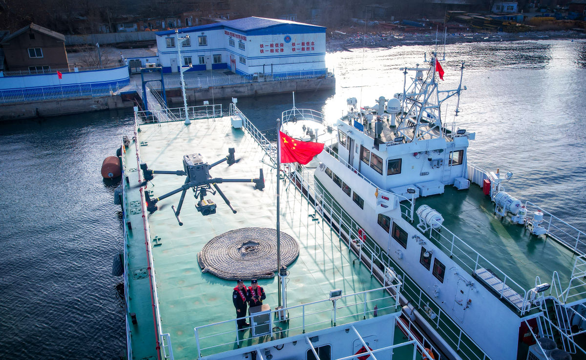 图为大连边检站民警操作警用无人机对辖区海域开展空中巡查 图为大连边检站民警操作警用无人机对辖区海域开展空中巡查
