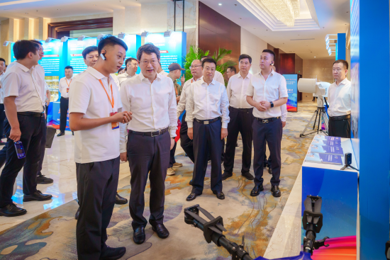 省委常委、副省长张立林(左二)了解军创企业创业创新情况 省委常委、副省长张立林(左二)了解军创企业创业创新情况