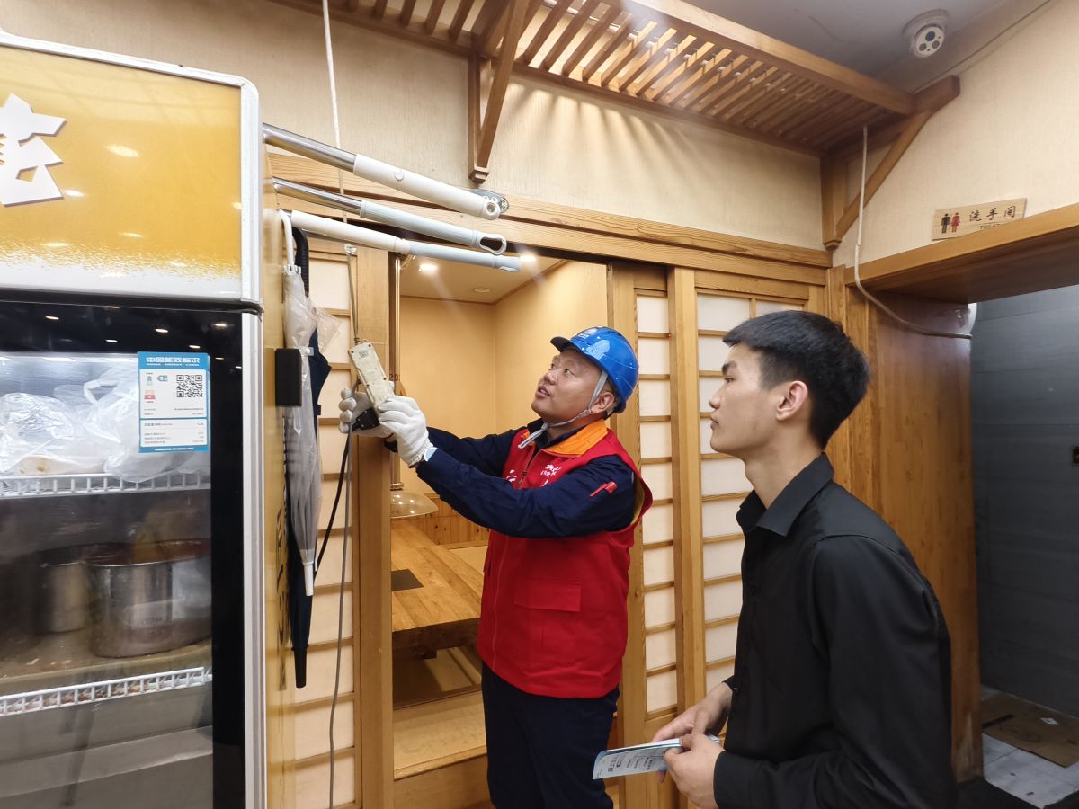 国网沈阳市和平区供电分公司工作人员到西塔商户开展节前走访,帮助商户消除安全隐患。苑紫熙 摄 国网沈阳市和平区供电分公司工作人员到西塔商户开展节前走访,帮助商户消除安全隐患。苑紫熙 摄