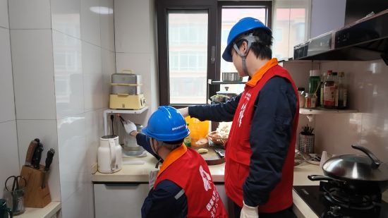 “梁洪春班”雷锋共产党员服务队队员为张奶奶家排查家用电器用电隐患。邹妍妍摄 “梁洪春班”雷锋共产党员服务队队员为张奶奶家排查家用电器用电隐患。邹妍妍摄