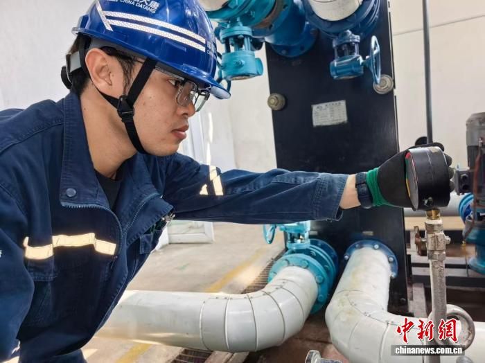 热力站工作人员仔细核对仪表数据、认真排查潜在隐患,消除设备运行风险。王翕瞳 摄 热力站工作人员仔细核对仪表数据、认真排查潜在隐患,消除设备运行风险。王翕瞳 摄