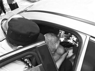 天贼热90岁老人被迫车里住一宿 心拔凉就为给