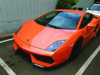 舍不得给车钻孔挂车牌 兰博基尼裸奔被记12