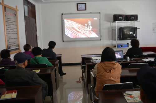 吉林延吉白山社区组织党员观看警示教育片《镜