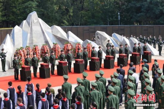 第九批在韩中国人民志愿军烈士遗骸安葬仪式在沈阳举行