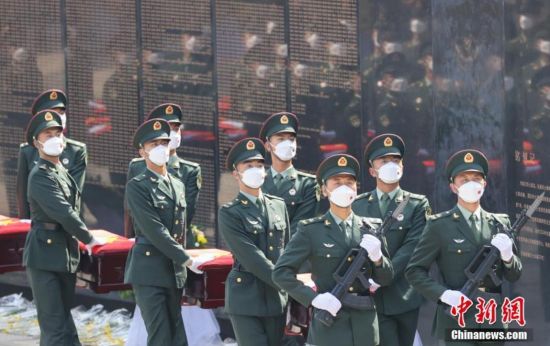 【英雄回家】第九批在韩中国人民志愿军烈士遗骸安葬仪式在沈阳举行