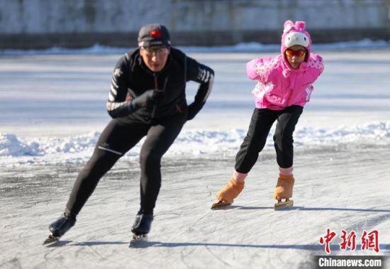 “沈阳市”沈阳市民体验冰雪项目享受假日时光