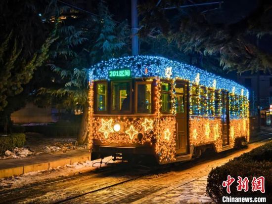 辽宁大连：百年有轨电车披上“光影外衣”