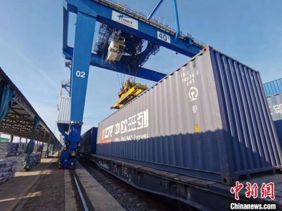 辽宁港口集团启用“滚装海运+集装箱班列”过境商品车运输新模式