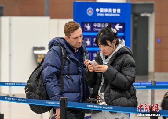 ���´����ţ��������뾳�߷����վ��벢�ٱ���ͨ��