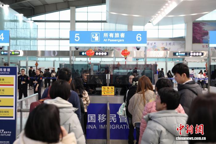 ���������ڰ��뾳�⼮�ÿͳ�������̬��